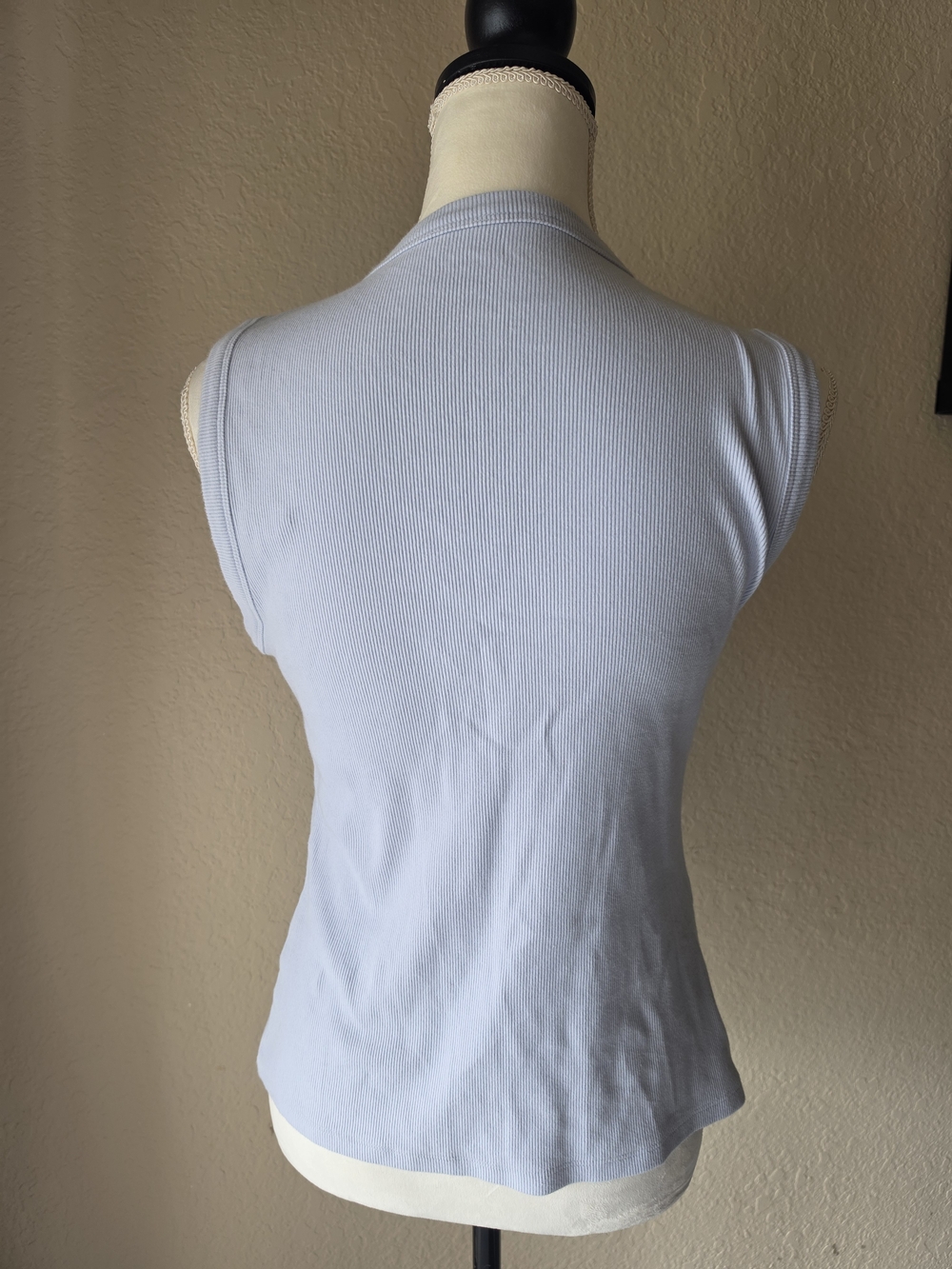 Abercrombie & Fitch Women's Size M Light Blue Ribbed Button Front Tank Top Sleev - Picture 2 of 3